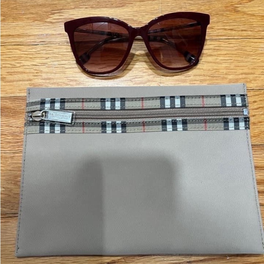 Small Burberry fragrances pouch (sunglasses NOT included), new condition